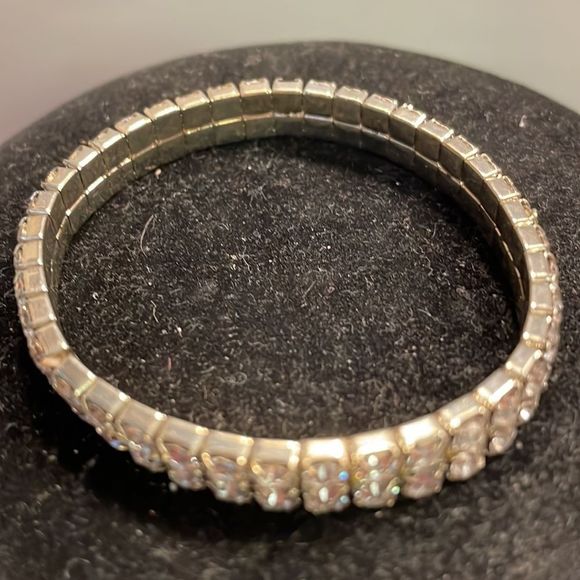 1990s-8” silver tone stackable stretch bracelet w/56 prong set Austrian crystals - Picture 3 of 8